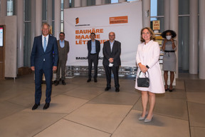 Pierre Hurt (directeur de l’OAI), Corinne Cahen (Ministre à la Grande Région) et Sala Makumbundu (Christian Bauer & Associés Architectes) ((Photo: Nader Ghavami/Maison Moderne))