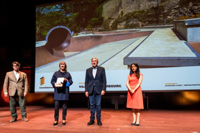 Lydie Polfer (Bourgmestre de la Ville de Luxembourg), François Bausch (Ministre de la Mobilité et des Travaux publics) et Semiray Ahmedova, coprésidente du jury du Bauhärepräis OAI 2020 ((Photo: Nader Ghavami/Maison Moderne))