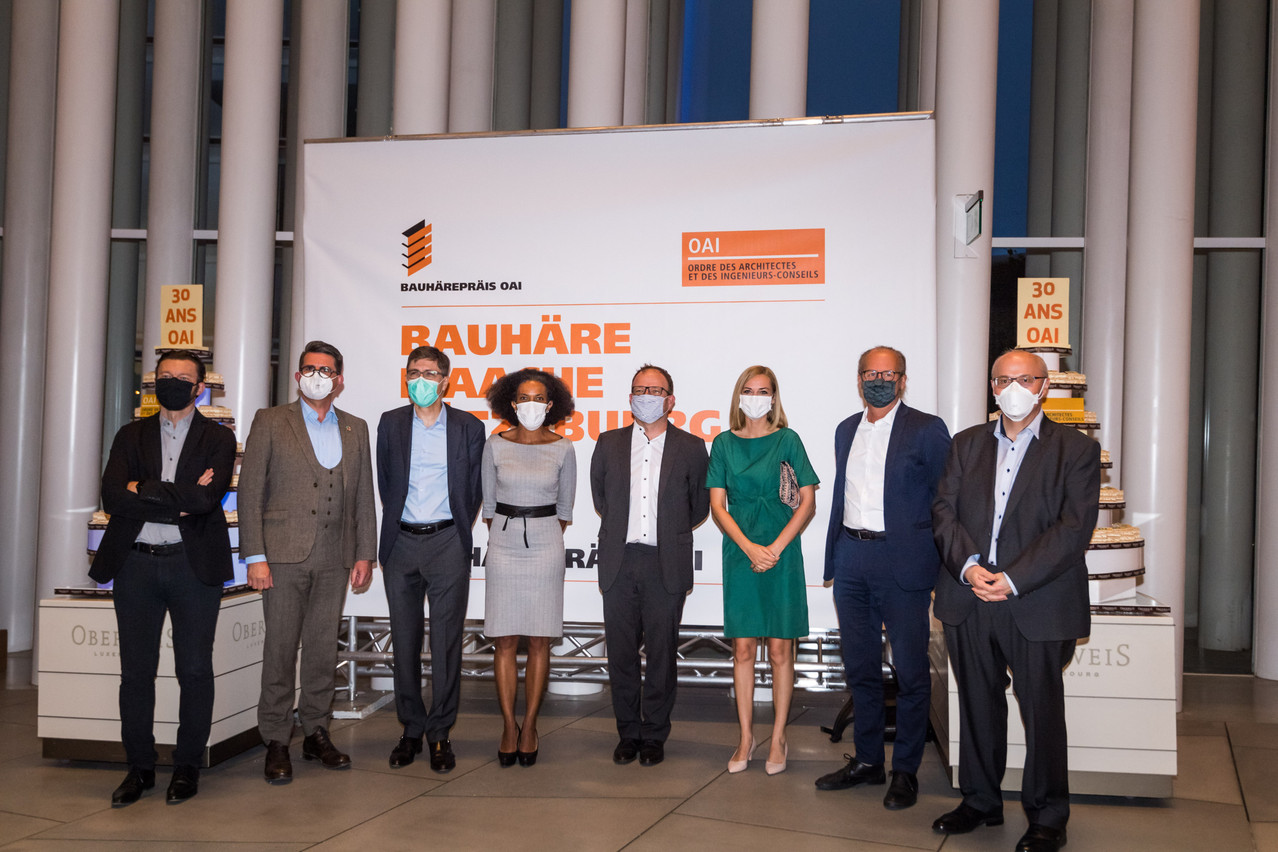 Sala Makumbundu (Christian Bauer & Associés Architectes), Taina Bofferding (ministre de l’Intérieur), Claude Turmes (ministre de l’Énergie) et Pierre Hurt (directeur de l’OAI). (Photo: Nader Ghavami/Maison Moderne)