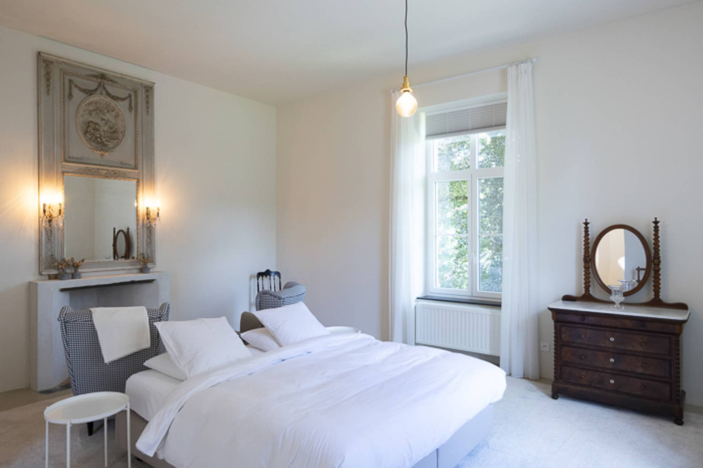 Dans les chambres, on retrouve un mélange entre mobilier ancien et contemporain. (Photo: Laurent Antonelli)