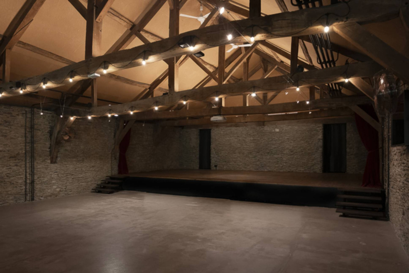 L’ancienne grange est aménagée pour servir de salle des fêtes. (Photo: Laurent Antonelli)