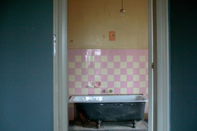 Vue d'une des salles de bain du premier étage. (Photo: Jan Hanrion / Patricia Pitsch- archives Maison Moderne)
