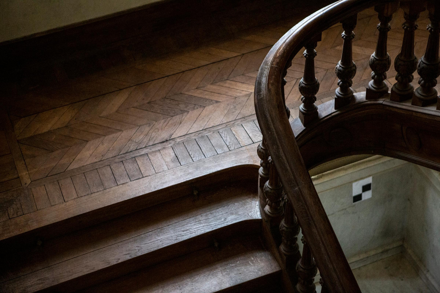 Vue de l'escalier en bois de la villa. (Photo: Jan Hanrion / Patricia Pitsch- archives Maison Moderne)