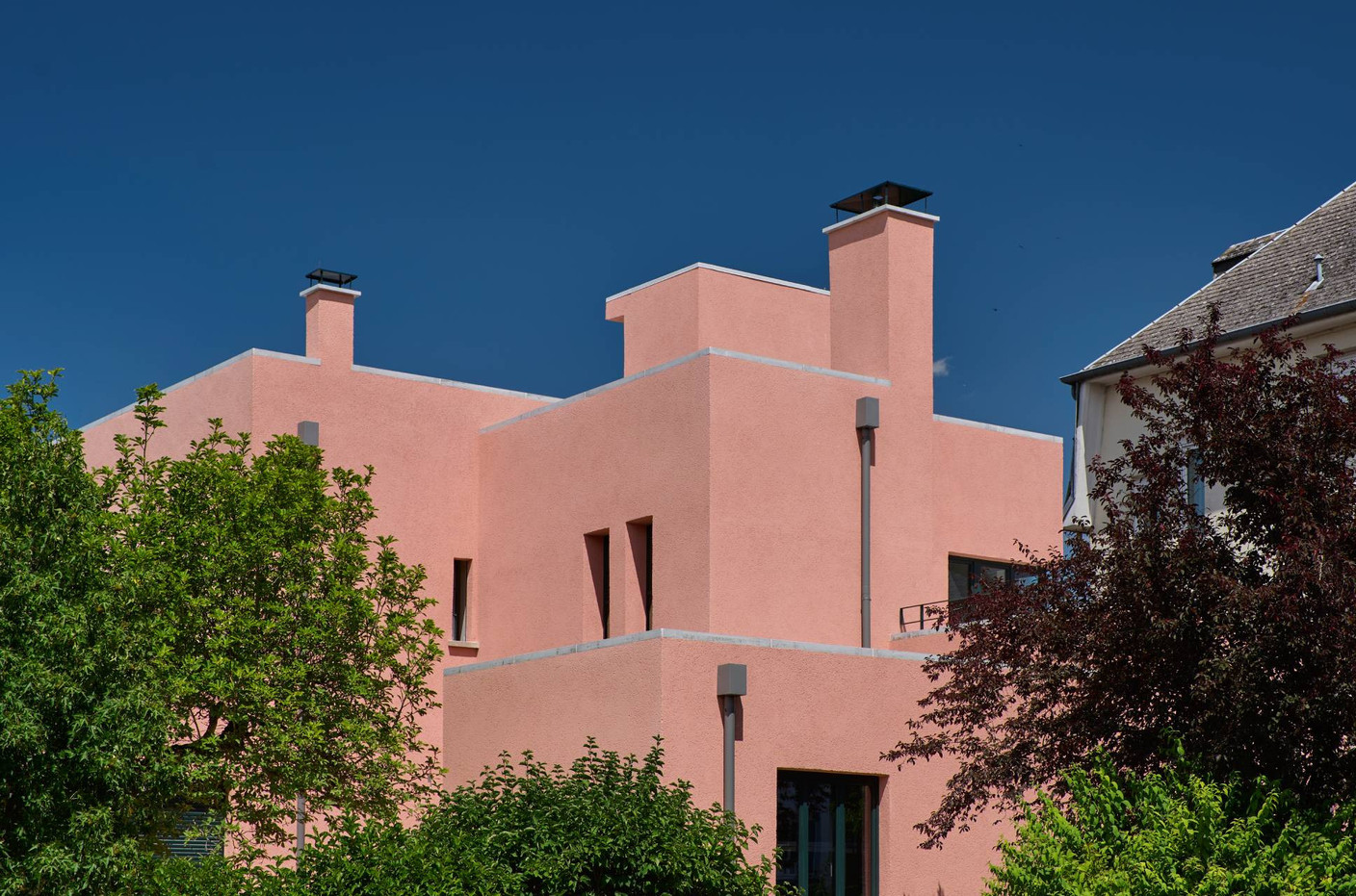 Libérée de sa toiture à pente, la maison dévoile de magnifiques toitures-terrasses. (Photo: Eric Chenal)