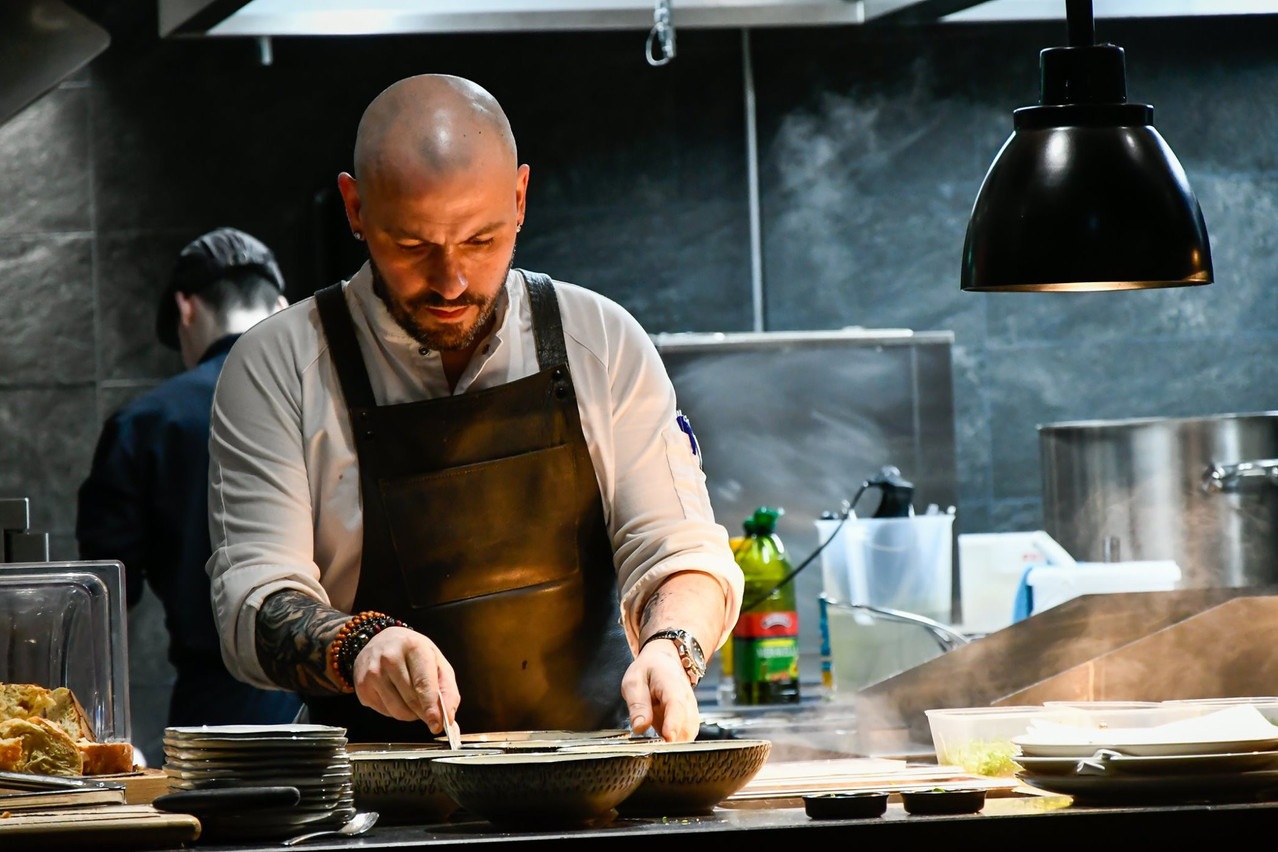 Terroir local, influences et souvenirs du monde se complètent dans la cuisine du Skybar, entre les mains du chef Renaud Nols. (Photo: Skybar)