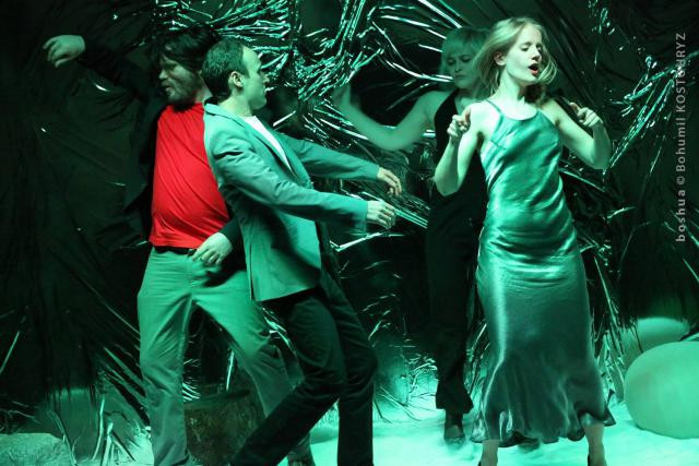 Quatre personnages expliquent l'amour et la vie. (Photo: Bohumil Kostohryz)