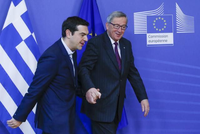 Alexis Tsipras et Jean-Claude Juncker main dans la main. Le Grexit n’est plus à l’ordre du jour. (Photo: Commission Européenne)
