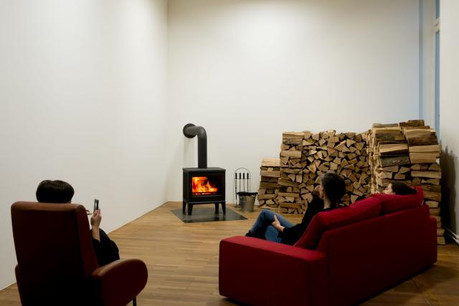 L’artiste János Sugár expose «Fire in the Museum» (2008/2018), un feu constant durant toute l’exposition. (Photo : Jessica Theis)