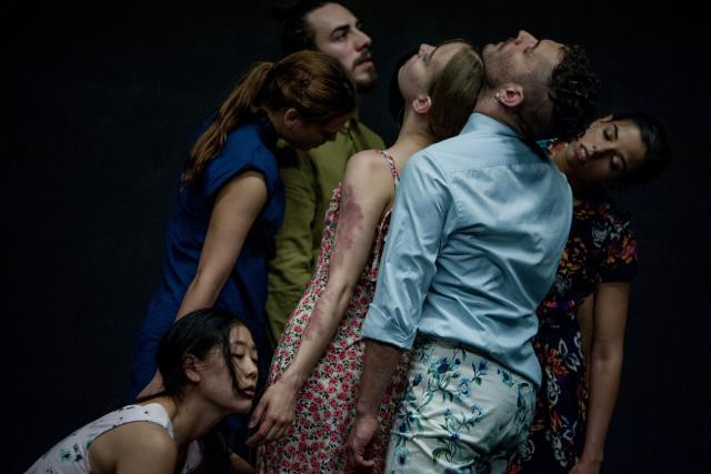 Sept danseurs explorent l’individualité au sein du groupe tout comme leur incapacité à s’en détacher. (Photo : Varvara Kandaurova)