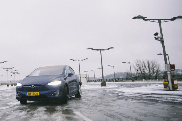 La technologie électrique – illustrée ici par la Tesla X – peine encore à convaincre les acheteurs ou les loueurs de voitures au Luxembourg. (Photo: Paperjam.lu / archives)