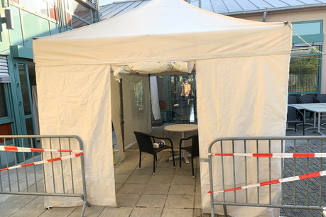 Un parloir a déjà été installé à l ’établissement Op Lamp à Wasserbillig. Les visites se font sous tente et à travers le plexiglas. (Photo: Sodexo)