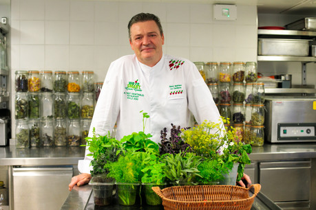À l’issue de la cérémonie du guide Michelin Belux 2021, René Mathieu affiche, en plus de sa première étoile, une étoile verte, nouvelle distinction du guide rouge en matière de démarche durable. (Photo: Matic Zorman / Maison Moderne)