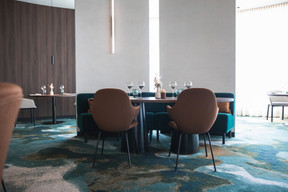 Everything has been redesigned by Élodie Lenoir in the new room of the restaurant Les Roses, from the walls to the lighting and the tableware... Modern elegance, design and a splendid made-to-measure carpet.  Eva Krins/Maison Moderne