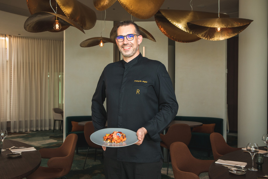 At the restaurant Les Roses du Casino2000, the great freshness did not only blow in the dining room. In the kitchen too, chef François Jagut has rethought his seasonal and gourmet approach.  (Photo: Eva Krins/Maison Moderne)