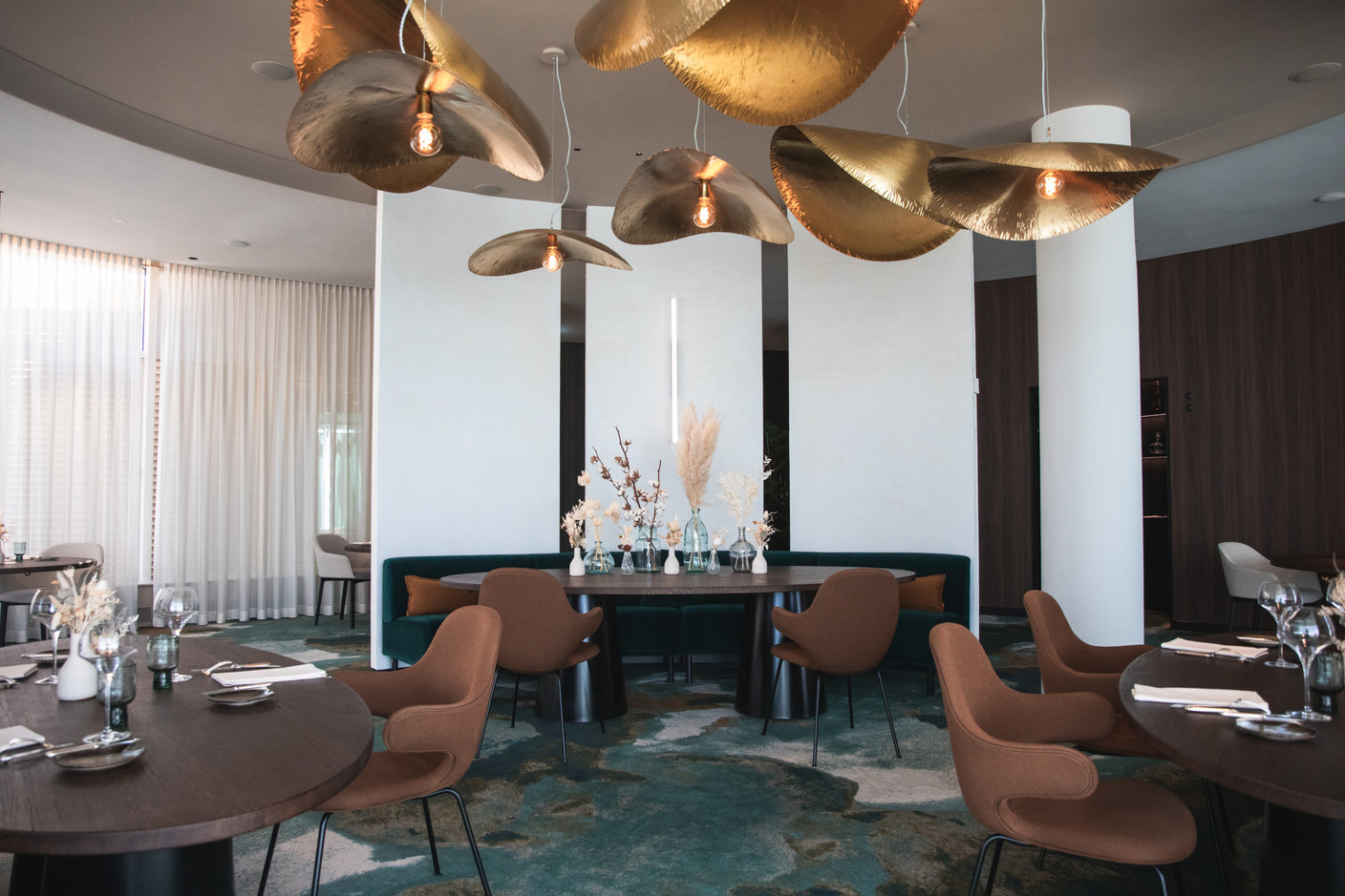 Everything in the new Les Roses restaurant has been redesigned by Élodie Lenoir, from the walls to the lighting to the tableware... Modern elegance, design and a splendid bespoke carpet.  Eva Krins/Maison Moderne