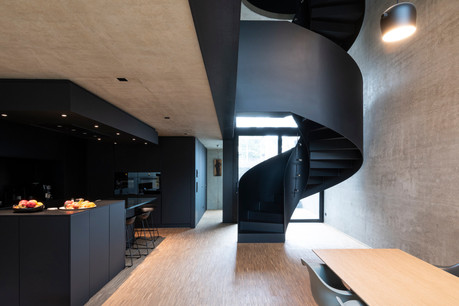 L’impressionnant escalier métallique et hélicoïdal relie tous les étages de la maison. (Photo: Ludmilla Cerveny)