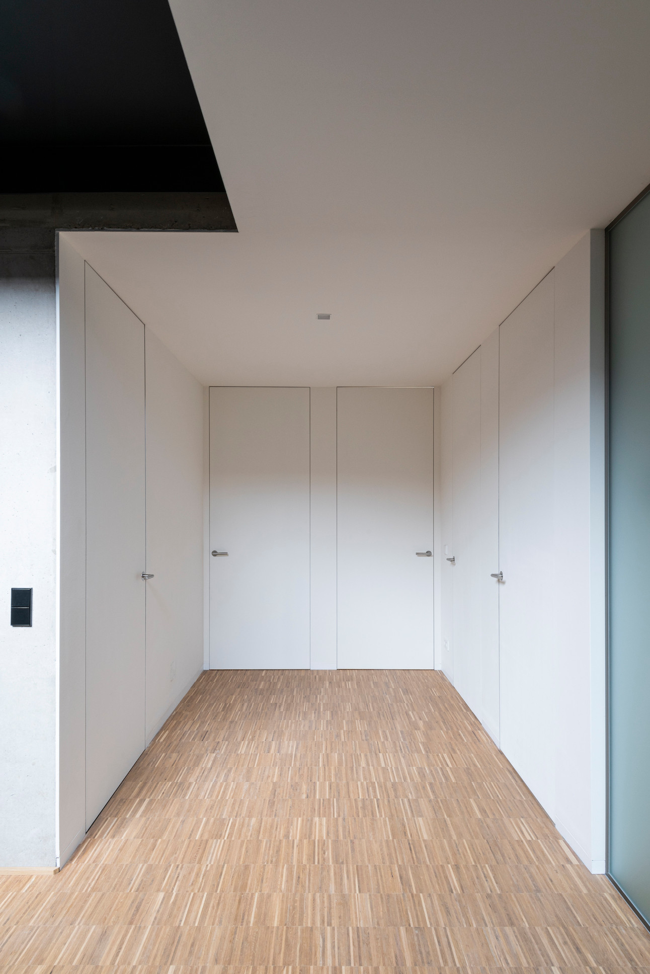 Les portes toute hauteur apportent un caractère minimaliste à cet espace. (Photo : Ludmilla Cerveny)