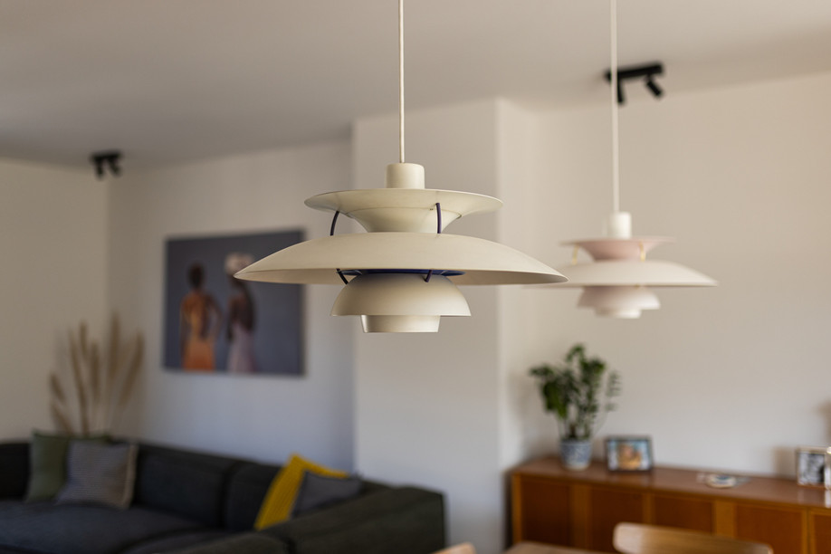 Above the dining room table, this PH lamp by Louis Poulsen is a legacy from Anna’s grandmother. It is installed next to a more recent edition in order to match the size of the table. Photo: Eva Krins/Maison Moderne