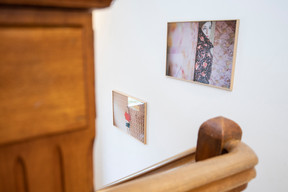 Dans l’escalier, la famille a accroché des photos de Jeanine Unsen prises avant la rénovation de la maison et où l’on reconnaît Larisa Faber. ((Photo: Guy Wolff/Maison Moderne))
