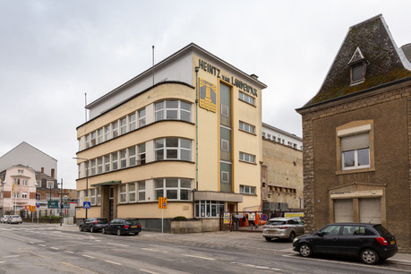 Le bâtiment historique du groupe Heintz van Landerwyck, qui date de 1937, a été conservé à Hollerich. Avec sa transformation, il retrouvera ses lignes historiques et accueillera une extension contemporaine pour une surface de nureaux de 5.500m 2 . (Photo: Romain Gamba/Maison Moderne)