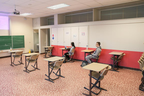 Les élèves sont séparés pour respecter les mesures de distanciation sociale.  (Photo: Romain Gamba / Maison Moderne) 