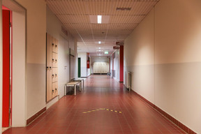 Les couloirs et lieux de passage sont balisés pour réguler le passage et les distances.  (Photo: Romain Gamba / Maison Moderne) 