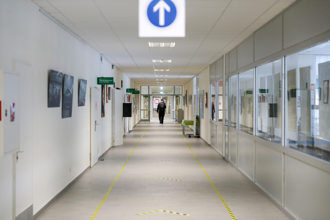 Les couloirs et lieux de passage sont balisés pour réguler le passage et les distances.  (Photo: Romain Gamba / Maison Moderne) 