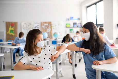 Lors de cette rentrée scolaire 2020/2021, qui se fait sous la menace du Covid-19, il n’y aura pas de classes divisées en deux groupes différents et scolarisés en alternance. Pour permettre cette «normalité», un plan composé de 12 mesures phares est appliqué, allant du dépistage des enseignants et des élèves à la désinfection méticuleuse des bâtiments scolaires. (Photo: Shutterstock)