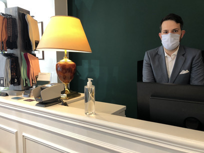 Masqué derrière sa caisse, Xavier Goetschy se tient prêt à accueillir ses clients. (Photo: Paperjam)