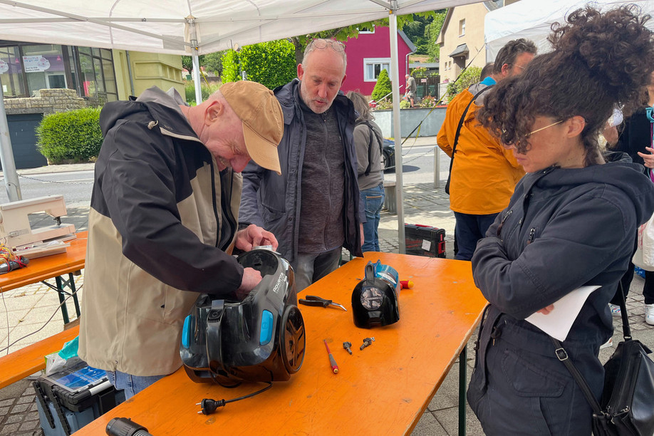At Repair Cafés, volunteer repairers with a wide range of skills are on hand to give visitors’ items a second life.  Photo: Maison Moderne