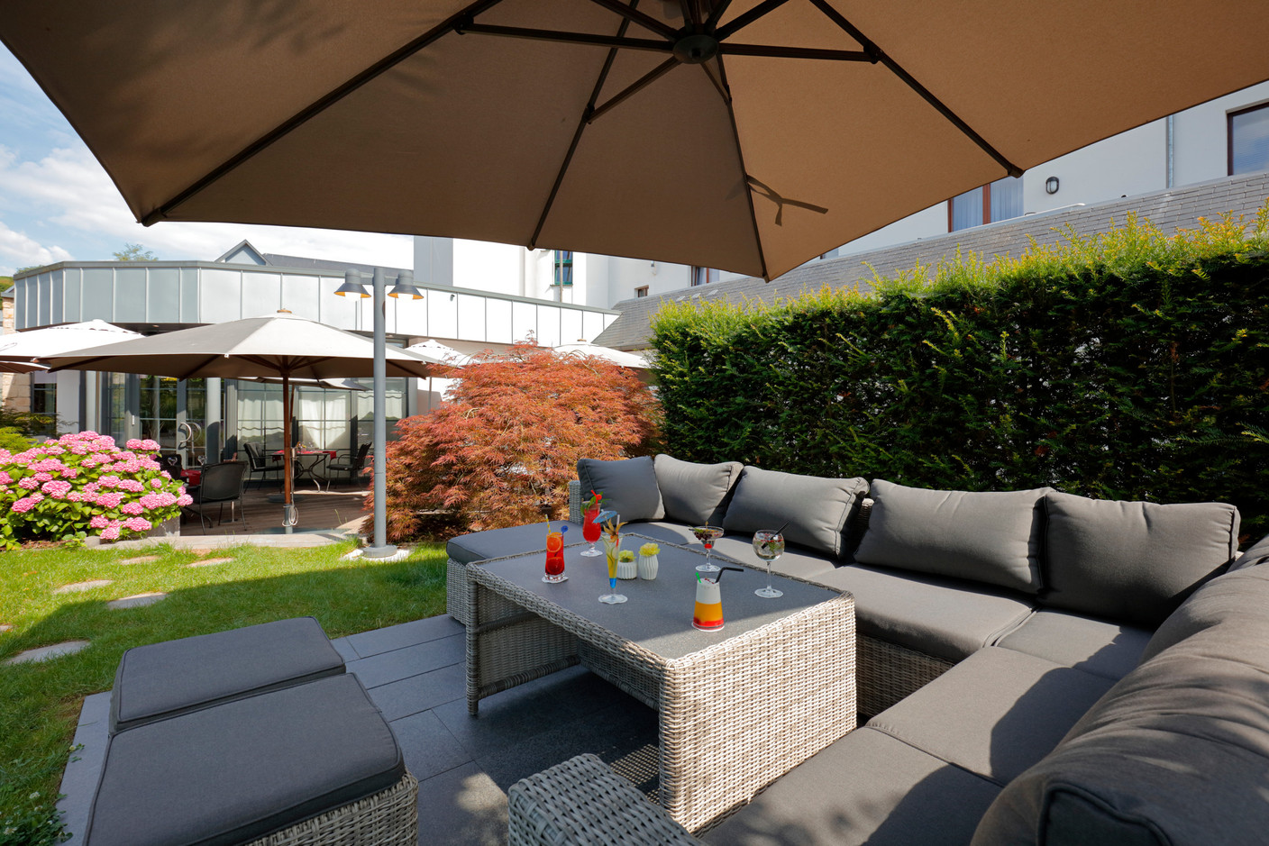 Par beau temps, on se précipitera sur la terrasse ombragée dans la quiétude d’un jardin fleuri. (Photo: Maison Moderne)