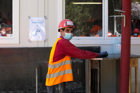 Des mesures sanitaires sont mises en place pour protéger les salariés, comme le port du masque. ((Photo: Matic Zorman / Maison Moderne))