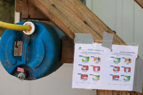 Des mesures sanitaires sont mises en place pour protéger les salariés, comme bien se laver les mains. ((Photo: Matic Zorman / Maison Moderne))