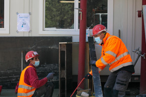 Des mesures sanitaires sont mises en place pour protéger les salariés, comme le port du masque. ((Photo: Matic Zorman / Maison Moderne))