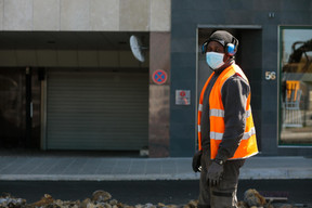 Des mesures sanitaires sont mises en place pour protéger les salariés, comme le port du masque. ((Photo: Matic Zorman / Maison Moderne))