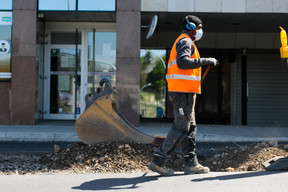 Des mesures sanitaires sont mises en place pour protéger les salariés, comme le port du masque. ((Photo: Matic Zorman / Maison Moderne))