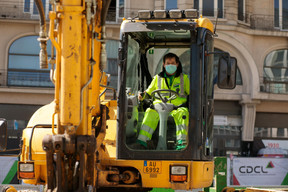 Des mesures sanitaires sont mises en place pour protéger les salariés, comme le port du masque. ((Photo: Matic Zorman / Maison Moderne))