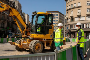 Des mesures sanitaires sont mises en place pour protéger les salariés, comme le port du masque sur le chantier du tram à la Gare. ((Photo: Matic Zorman / Maison Moderne))
