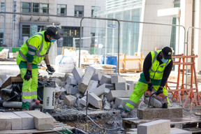 Des mesures sanitaires sont mises en place pour protéger les salariés, comme le port du masque. ((Photo: Matic Zorman / Maison Moderne))