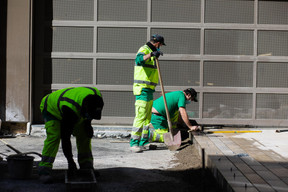 Des mesures sanitaires sont mises en place pour protéger les salariés, comme le port du masque. ((Photo: Matic Zorman / Maison Moderne))