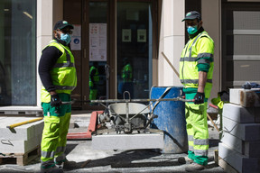 Des mesures sanitaires sont mises en place pour protéger les salariés, comme le port du masque. ((Photo: Matic Zorman / Maison Moderne))