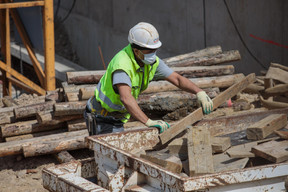 Des mesures sanitaires sont mises en place pour protéger les salariés, comme le port du masque sur les chantiers de la Cloche d’Or. ((Photo: Matic Zorman / Maison Moderne))