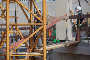 Des mesures sanitaires sont mises en place pour protéger les salariés, comme le port du masque sur les chantiers de la Cloche d’Or. ((Photo: Matic Zorman / Maison Moderne))