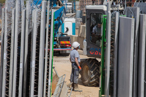 Des mesures sanitaires sont mises en place pour protéger les salariés, comme le port du masque sur les chantiers de la Cloche d’Or. ((Photo: Matic Zorman / Maison Moderne))