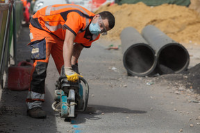Des mesures sanitaires sont mises en place pour protéger les salariés, comme le port du masque. ((Photo: Matic Zorman / Maison Moderne))