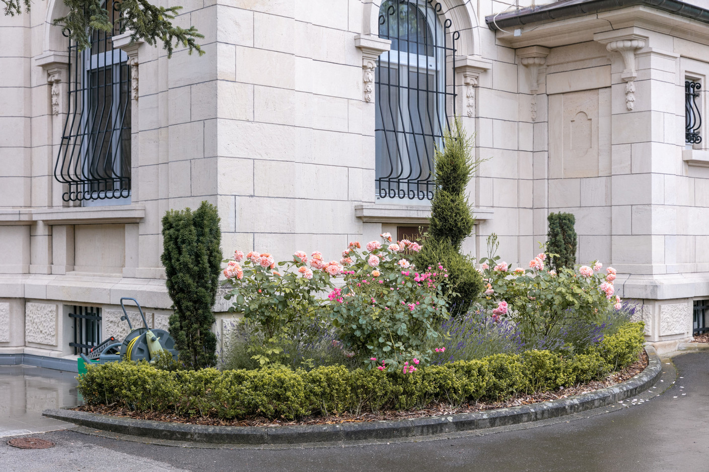 Une roseraie près de l’entrée principale. Romain Gamba/Maison Moderne