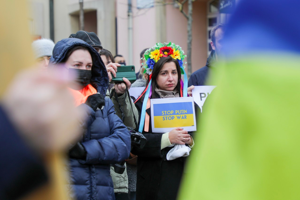 Une couronne de fleurs sur la tête, élément de la tenue traditionnelle ukrainienne, des résidents ukrainiens se sont rassemblés pour montrer leur désaccord vis-à-vis des attaques contre l’Ukraine. (Photo: Luc Deflorenne)