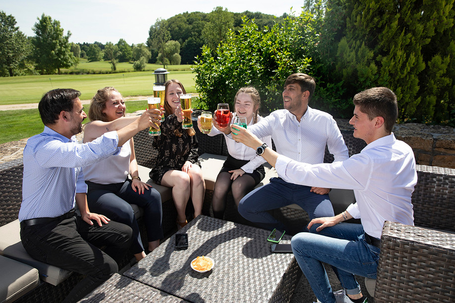  Apéritif en terrasse du bar Eagle avec une vue imprenable sur le golf (Photo: Hôtel Mercure Luxembourg Kikuoka Golf & Spa)