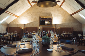 Chef Quentin Debailleux offers honest and flavourful cuisine at Le Pèitry, in the warm setting of an old farmhouse... Maison Moderne