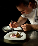 Chef Fernando Andreu takes particular care with each of his dishes. (Photo: Bosque Fevi)
